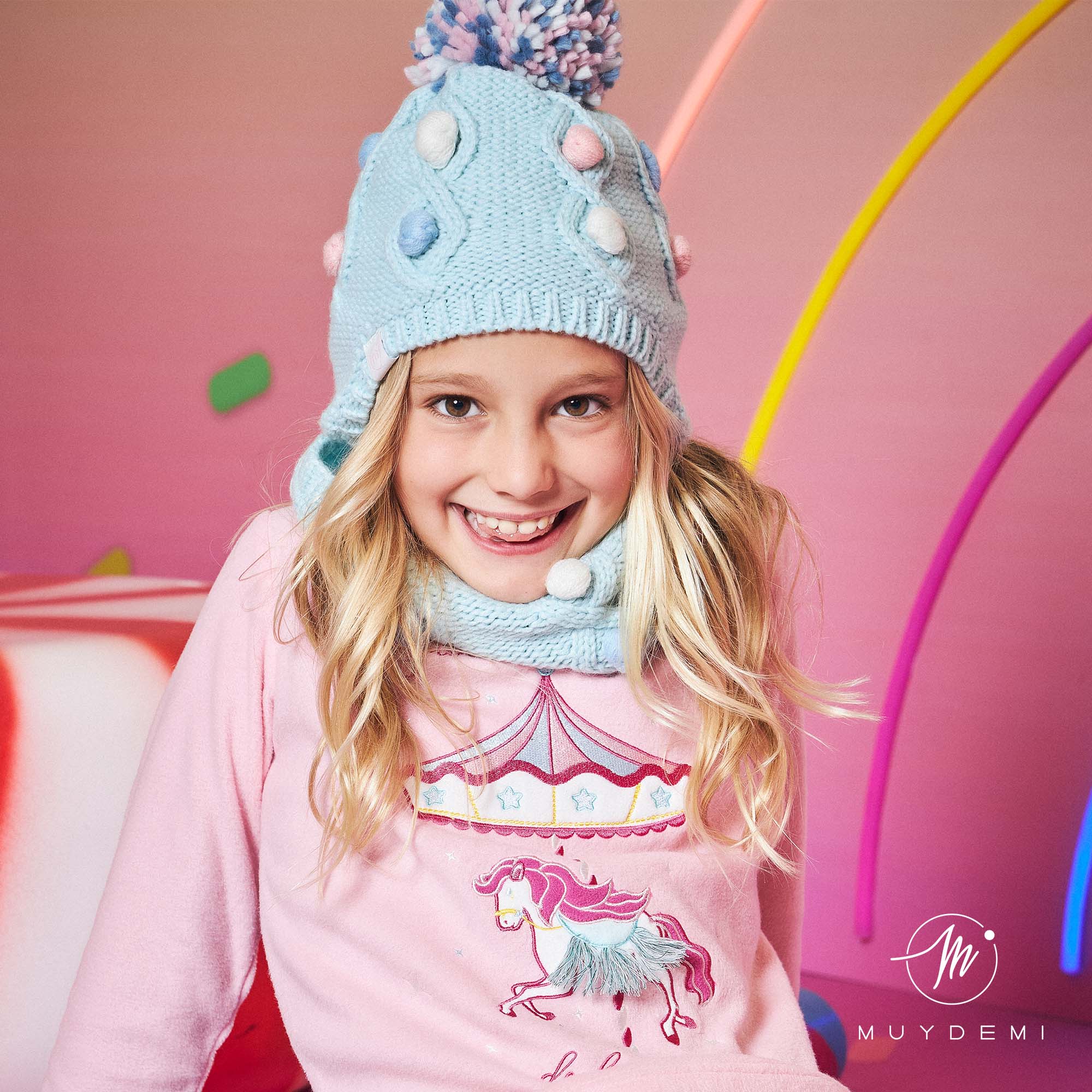 Gorro infantil de punto con borlas