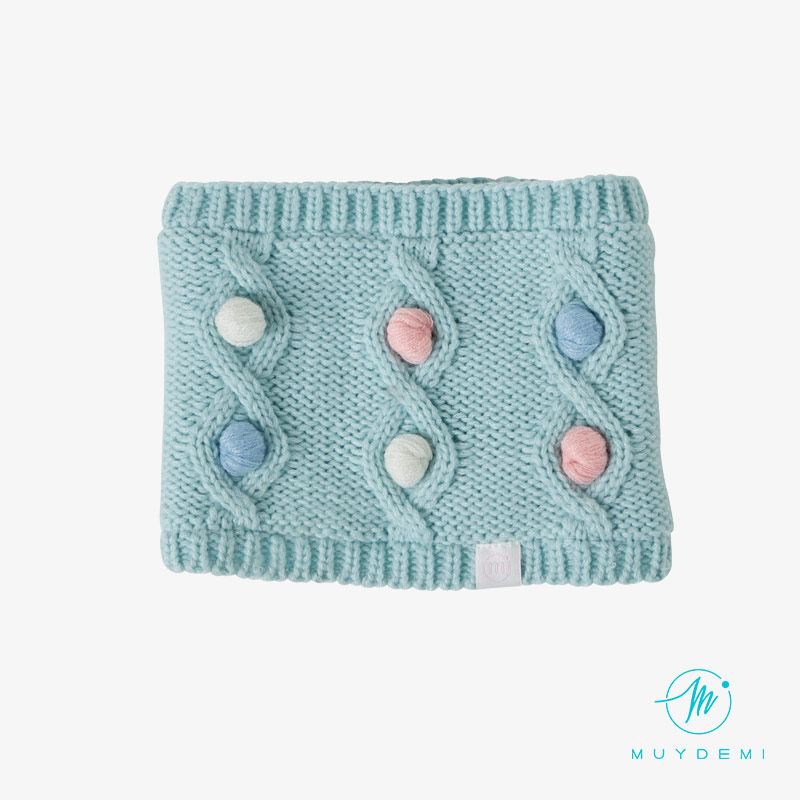 Cuello infantil de punto con borlas